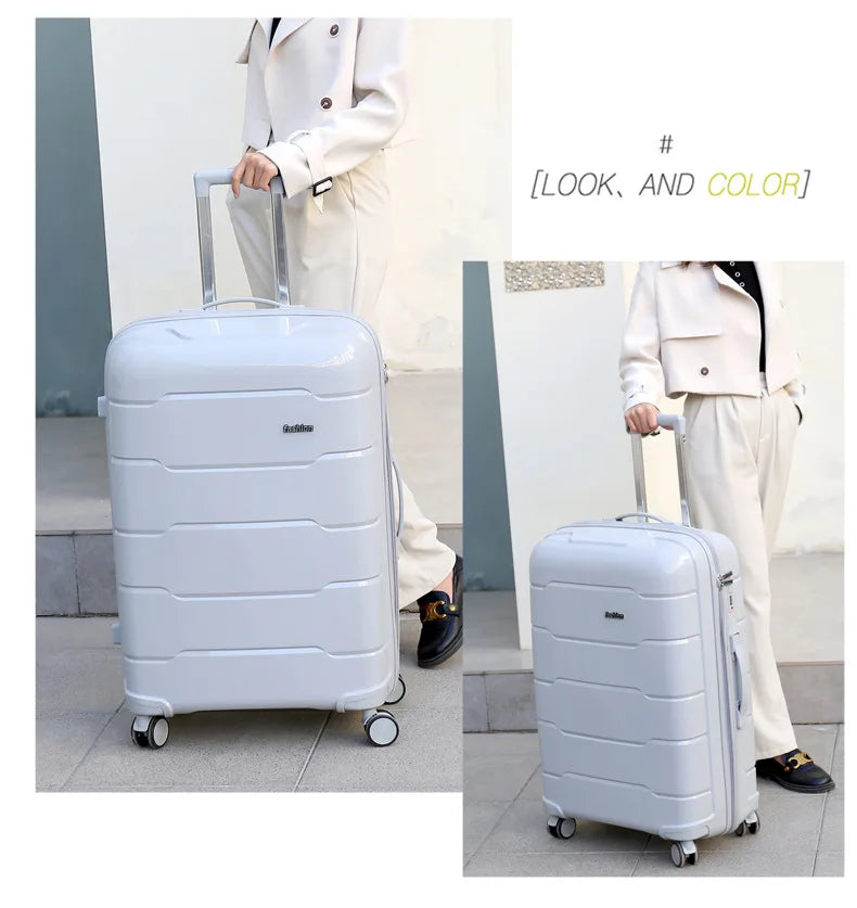 Set of 3 rolling travel suitcases