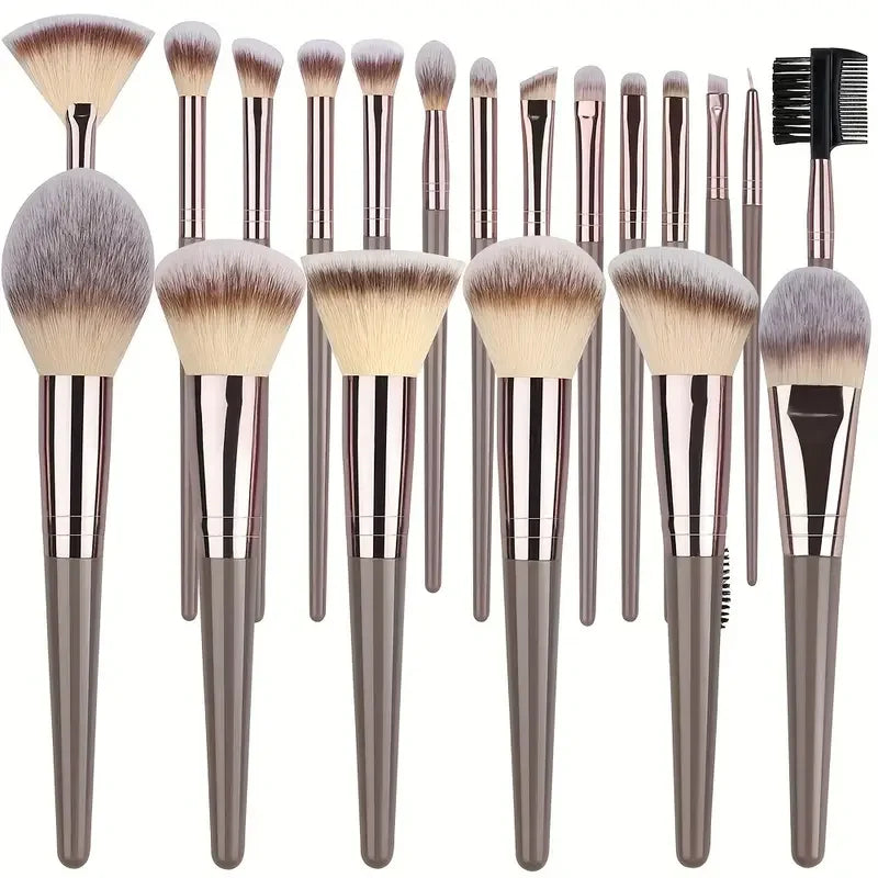 Set of 3 to 20 makeup brushes, soft and fluffy.