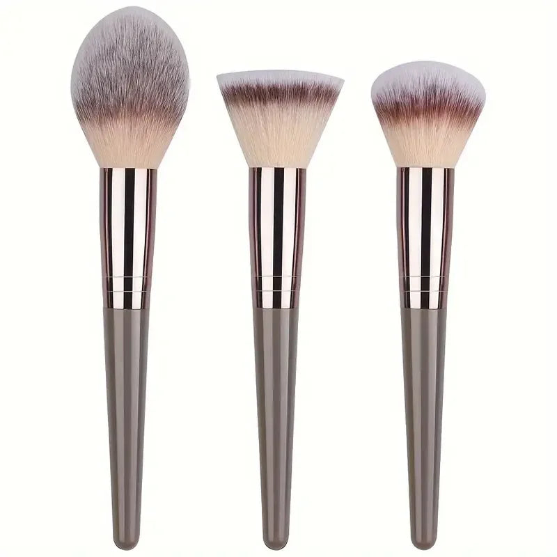 Set of 3 to 20 makeup brushes, soft and fluffy.