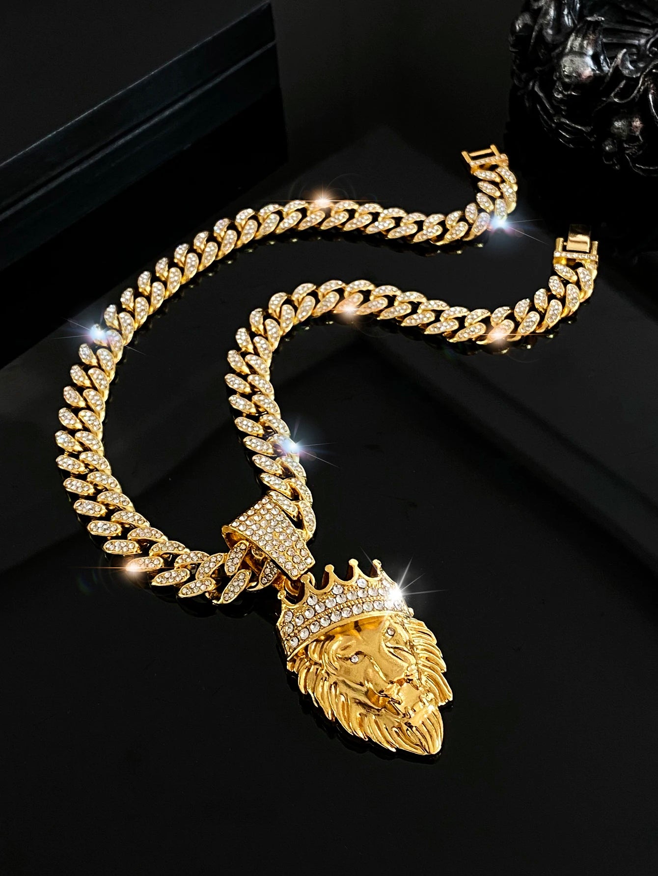 Men's Timeless Retro Lion Head Pendant Necklace - Bold Hip Hop Style Fashion Statement Accessories for Him