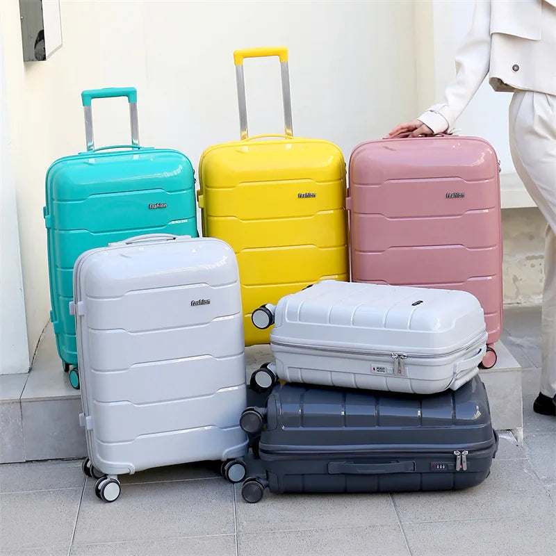 Set of 3 rolling travel suitcases