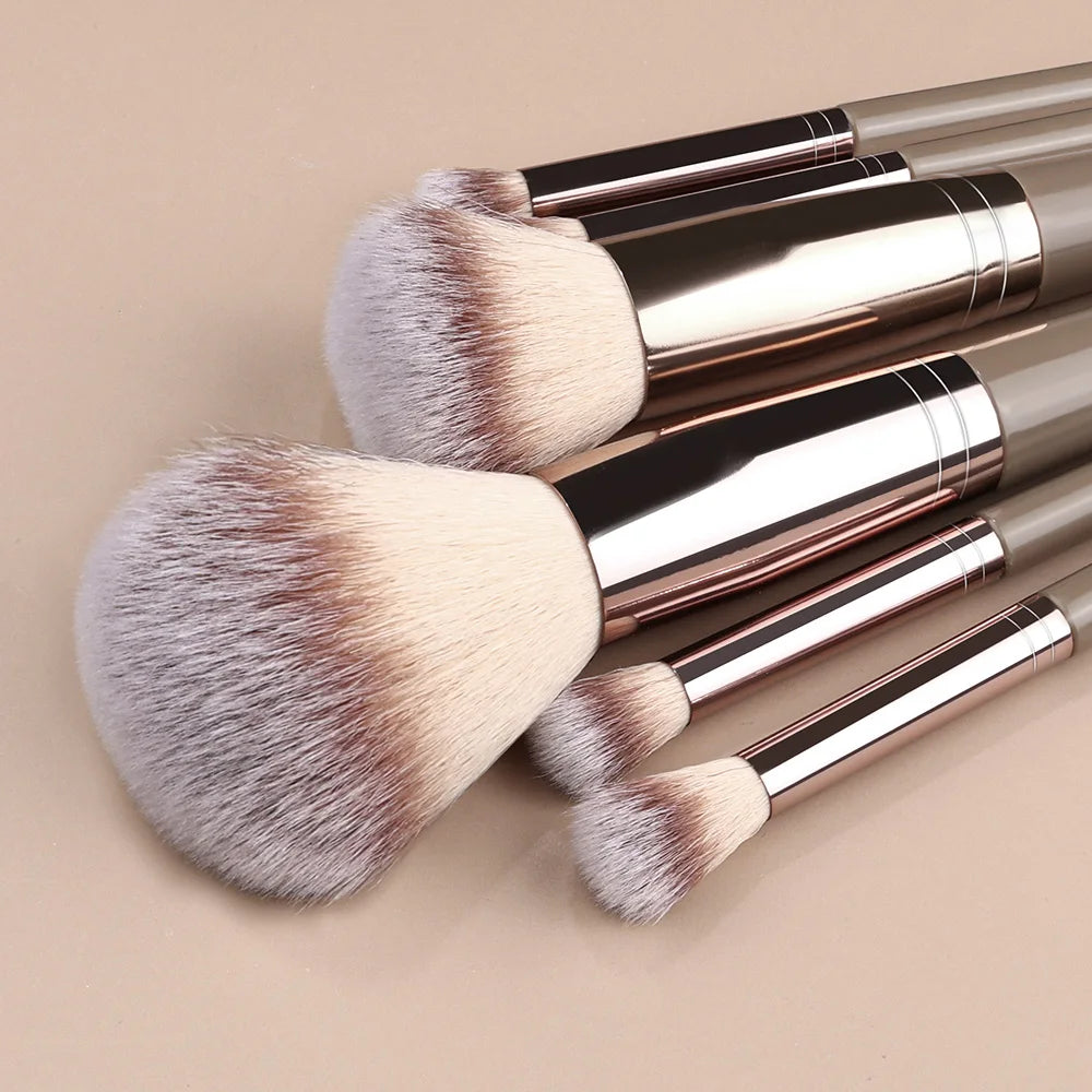 Set of 3 to 20 makeup brushes, soft and fluffy.