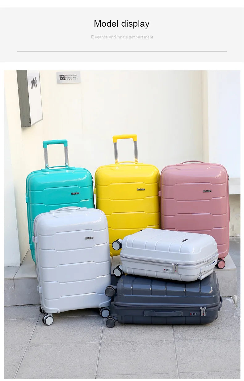 Set of 3 rolling travel suitcases