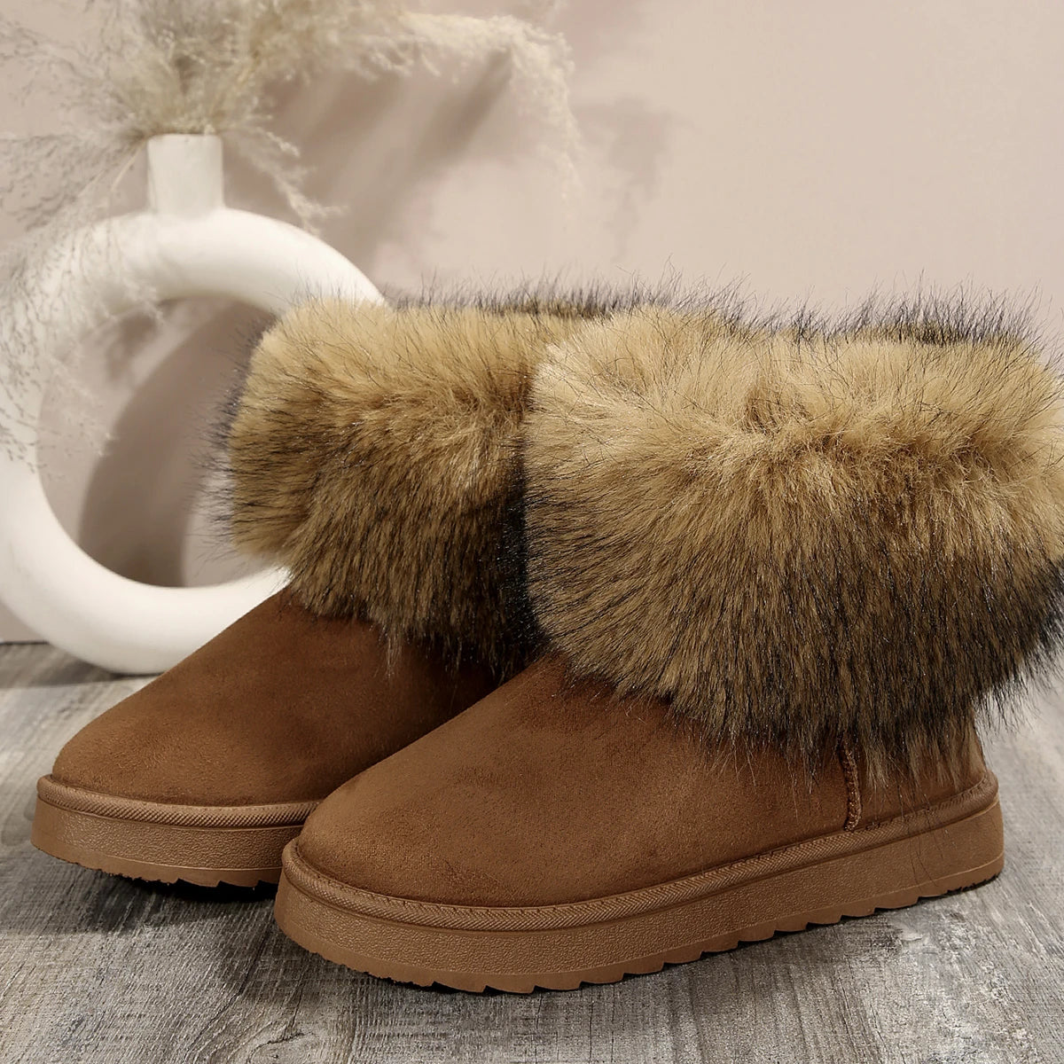 Botas de invierno con ribete de piel polar.