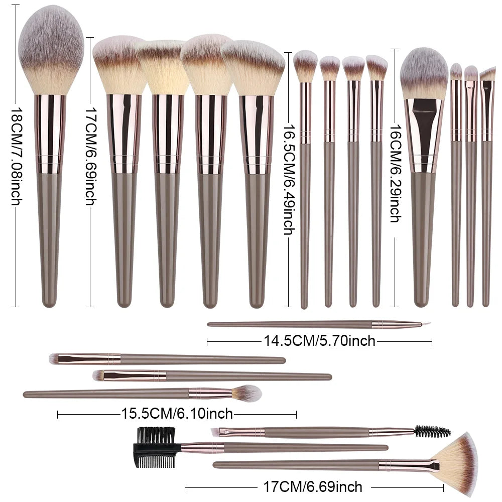 Set of 3 to 20 makeup brushes, soft and fluffy.