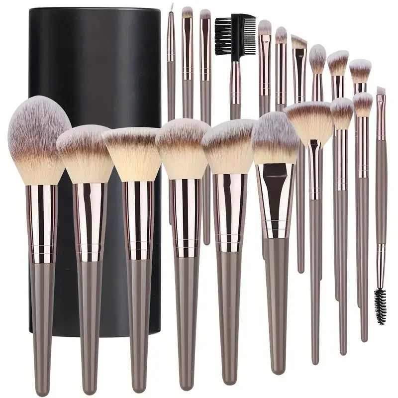 Set of 3 to 20 makeup brushes, soft and fluffy.