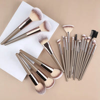 Set of 3 to 20 makeup brushes, soft and fluffy.