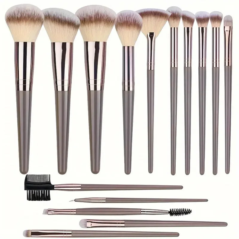 Set of 3 to 20 makeup brushes, soft and fluffy.