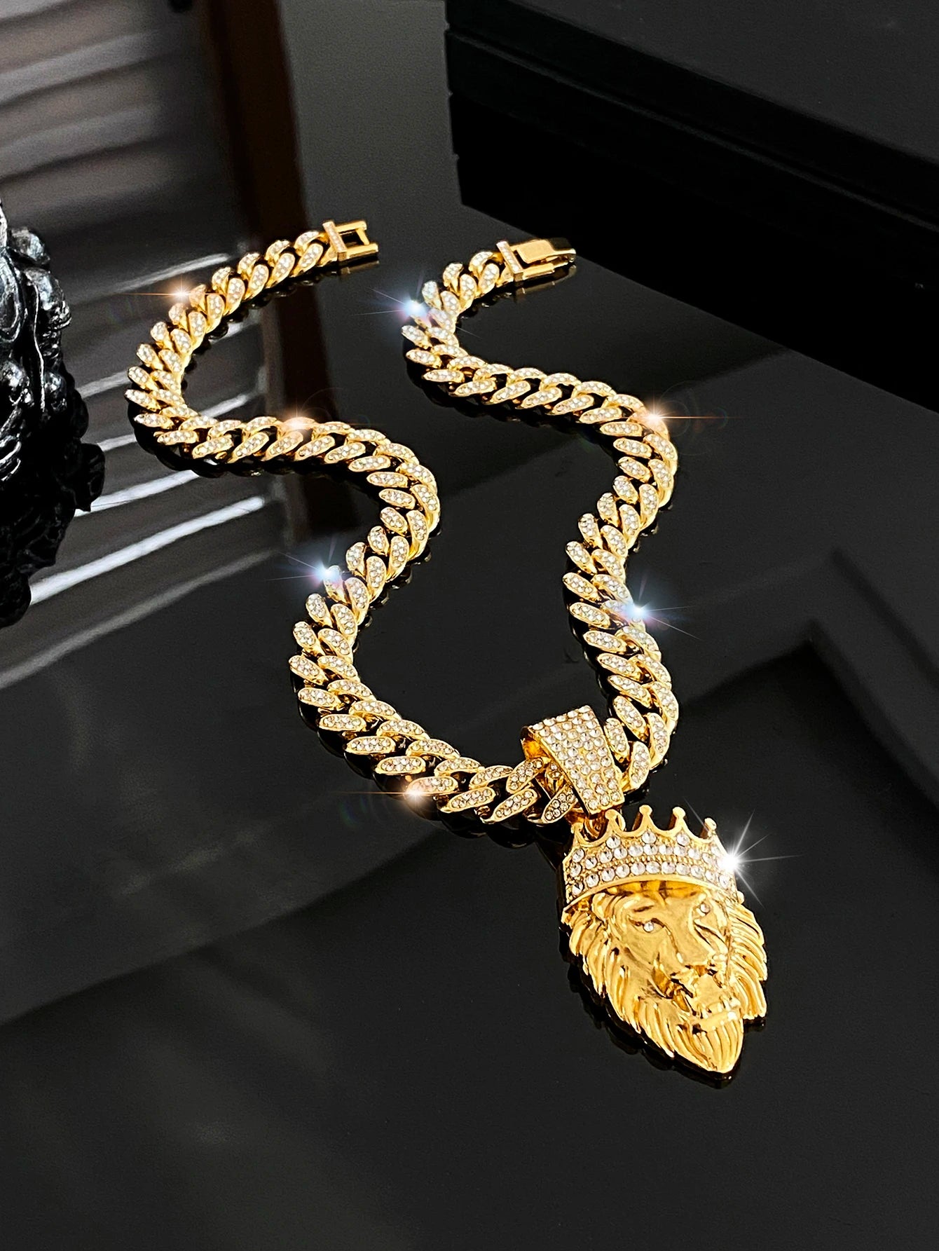 Men's Timeless Retro Lion Head Pendant Necklace - Bold Hip Hop Style Fashion Statement Accessories for Him