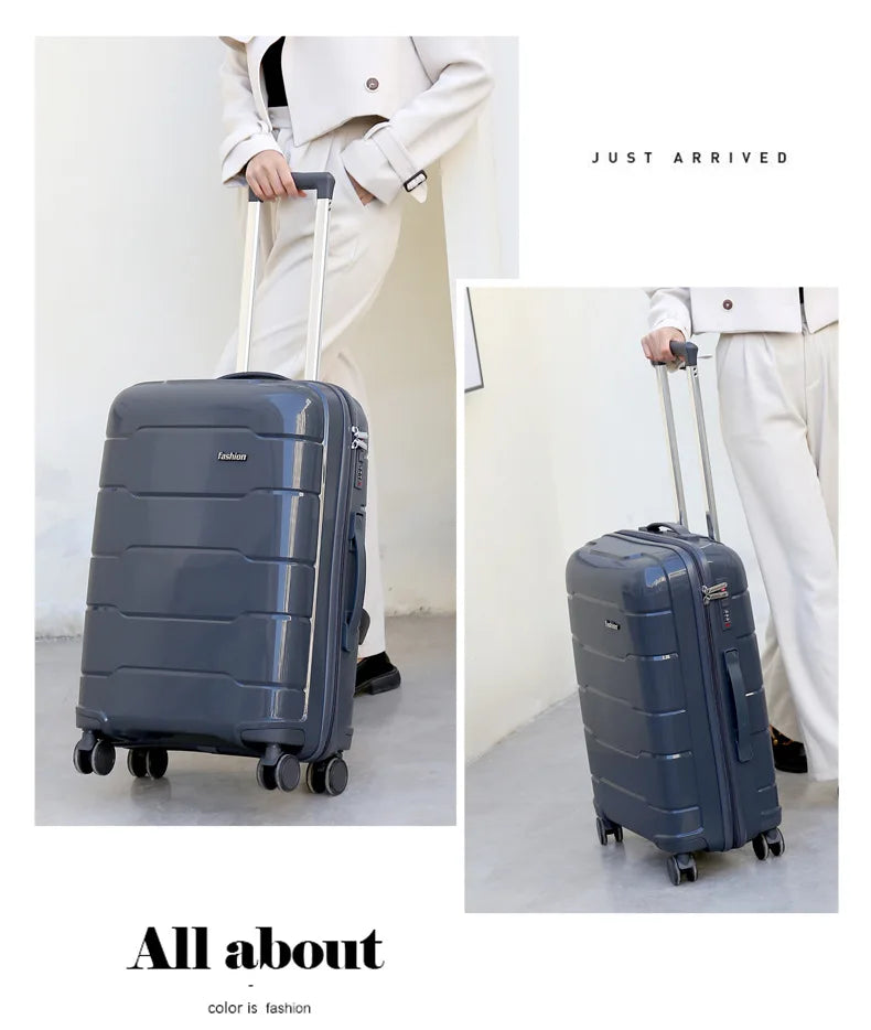 Set of 3 rolling travel suitcases