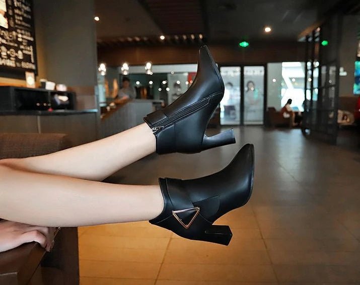 elegant suede ankle boots with zip pullAzizaK