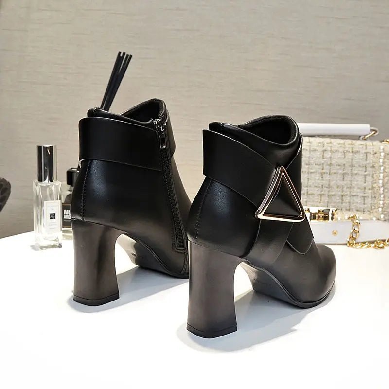 elegant suede ankle boots with zip pullAzizaK