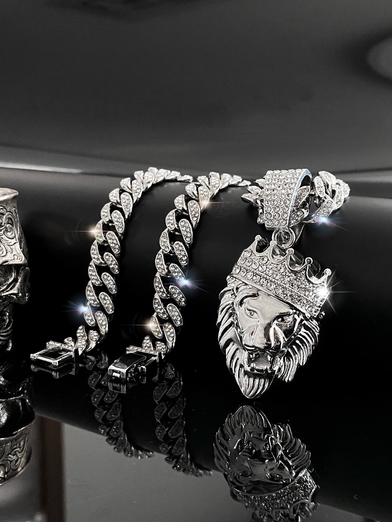 Men's Timeless Retro Lion Head Pendant Necklace - Bold Hip Hop Style Fashion Statement Accessories for HimAzizaK